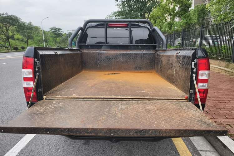 Used Isuzu JLM 2024 2.5T Diesel Automatic 4x4 Chima Type Flat-Base Cargo Bed Trunk