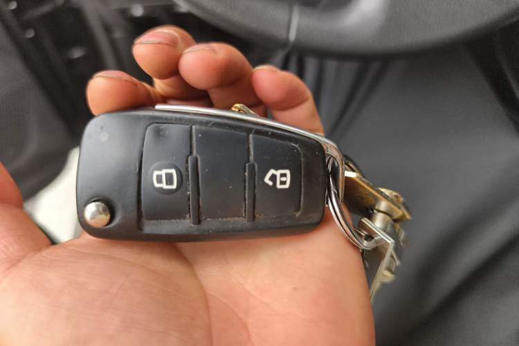 Used Isuzu JLM 2024 2.5T Diesel Automatic 4x4 Chima Type Flat-Base Cargo Bed Vehicle Key