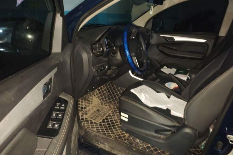 Used Isuzu JLM 2024 Classic 2.8T Diesel Manual Two-Wheel Drive Comfort Version – Standard Wheelbase Driver Seat