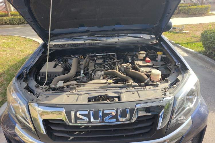Used Isuzu JLM 2024 Classic 2.8T Diesel Manual Two-Wheel Drive Comfort Version Long Wheelbase Engine Bay