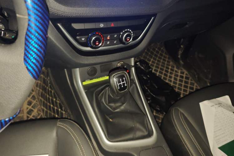 Used Isuzu JLM 2024 Classic 2.8T Diesel Manual Two-Wheel Drive Comfort Version – Standard Wheelbase Gear Lever
