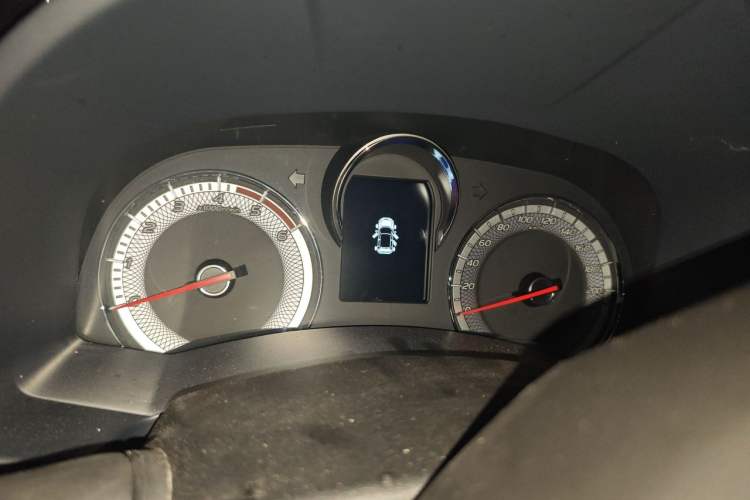 Used Isuzu JLM 2024 Classic 2.8T Diesel Manual Two-Wheel Drive Comfort Version – Standard Wheelbase Instrument Cluster