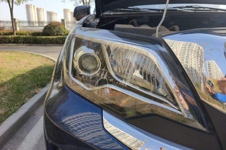 Used Isuzu JLM 2024 Classic 2.8T Diesel Manual Two-Wheel Drive Comfort Version Long Wheelbase Right Front Headlight