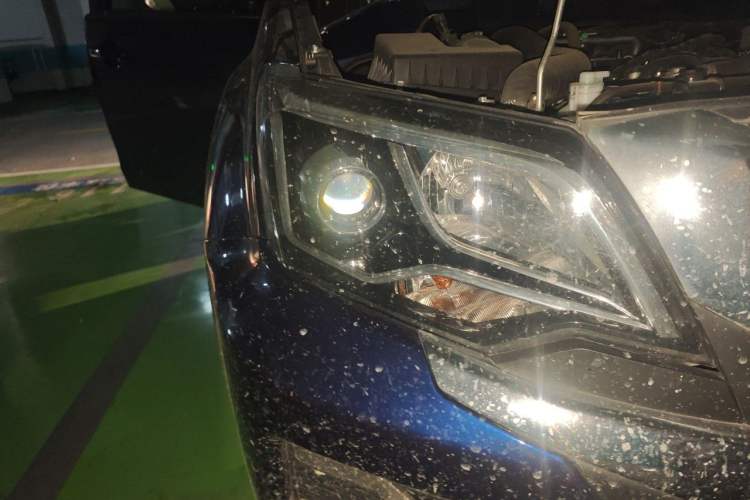 Used Isuzu JLM 2024 Classic 2.8T Diesel Manual Two-Wheel Drive Comfort Version – Standard Wheelbase Right Front Headlight