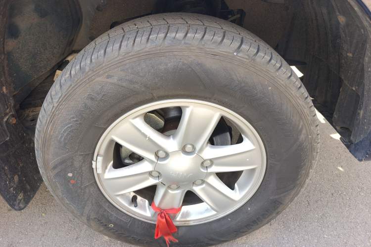 Used Isuzu JLM 2024 Classic 2.8T Diesel Manual Two-Wheel Drive Comfort Version Long Wheelbase Right Front Wheel Hub