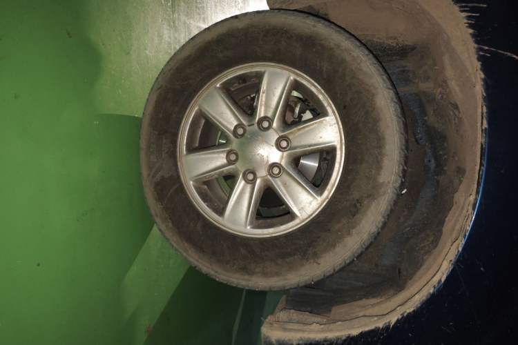 Used Isuzu JLM 2024 Classic 2.8T Diesel Manual Two-Wheel Drive Comfort Version – Standard Wheelbase Right Front Wheel Hub