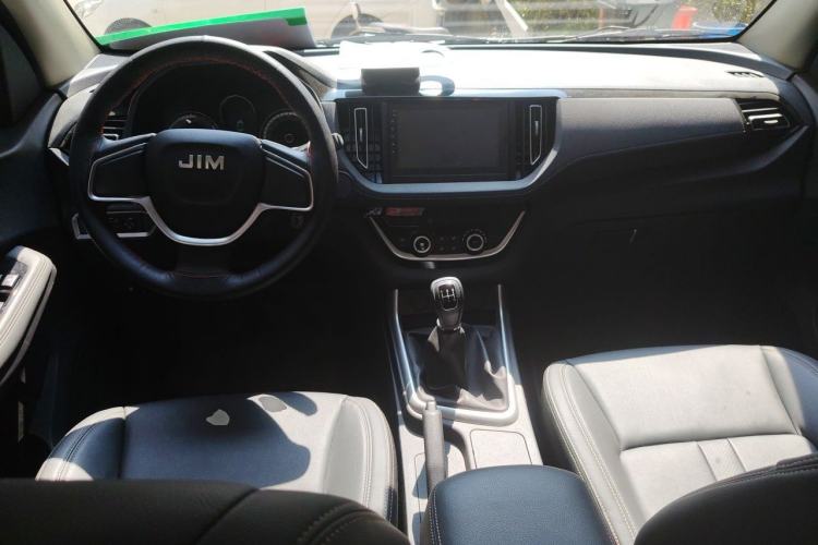 Used Isuzu JLM 2024 Classic 2.8T Diesel Manual Two-Wheel-Drive Comfort Version with Long Wheelbase and Flat-Floor Cargo Bed Center Console