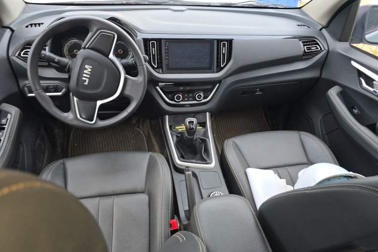 Used Isuzu JLM 2024 Classic 2.8T Diesel Manual Two-Wheel Drive Comfort Version – Standard Wheelbase Center Console