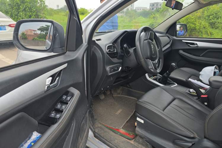 Used Isuzu JLM 2024 Classic 2.8T Diesel Manual Two-Wheel Drive Comfort Version – Standard Wheelbase Driver Seat