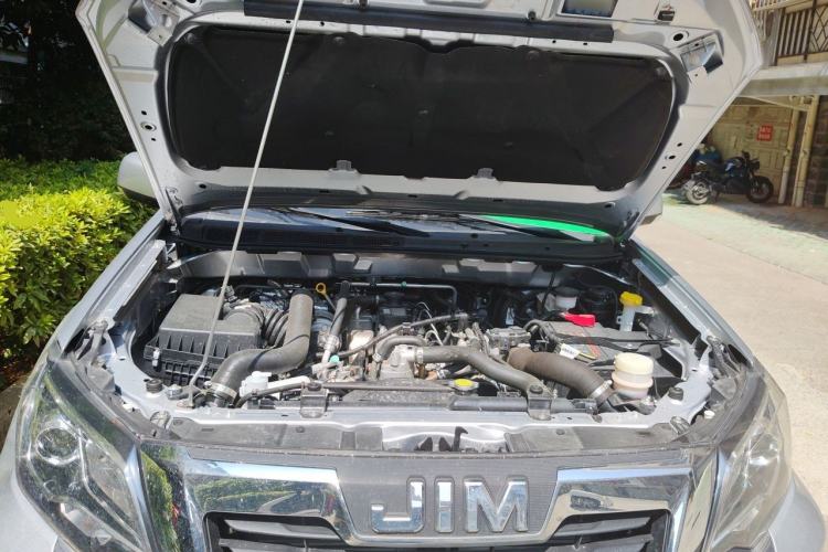 Used Isuzu JLM 2024 Classic 2.8T Diesel Manual Two-Wheel-Drive Comfort Version with Long Wheelbase and Flat-Floor Cargo Bed Engine Bay