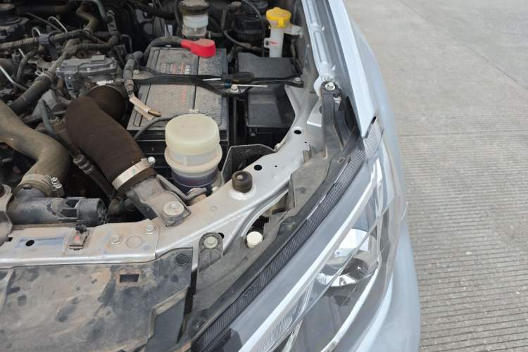 Used Isuzu JLM 2024 Classic 2.8T Diesel Manual Two-Wheel Drive Comfort Version – Standard Wheelbase Engine Bay Left