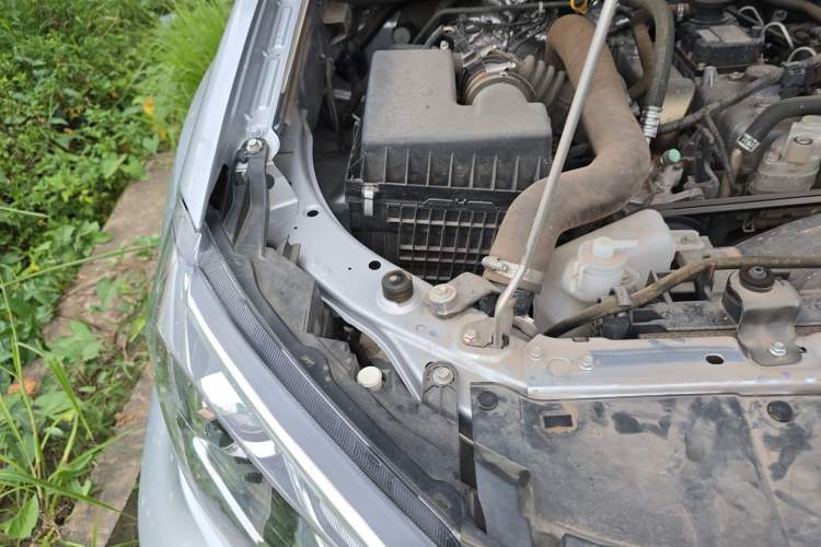 Used Isuzu JLM 2024 Classic 2.8T Diesel Manual Two-Wheel Drive Comfort Version – Standard Wheelbase Engine Bay Right