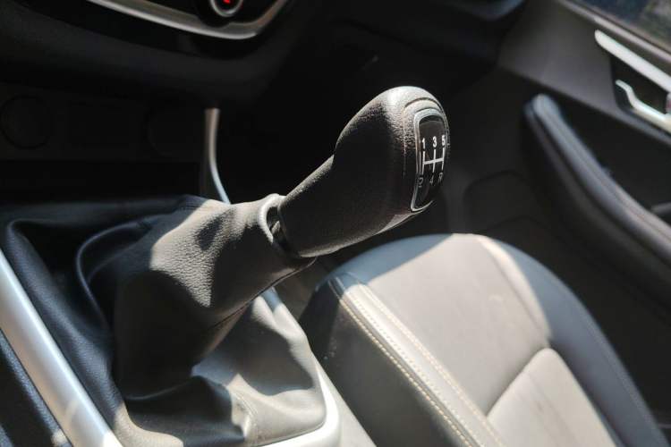 Used Isuzu JLM 2024 Classic 2.8T Diesel Manual Two-Wheel-Drive Comfort Version with Long Wheelbase and Flat-Floor Cargo Bed Gear Lever