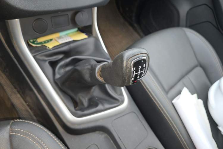 Used Isuzu JLM 2024 Classic 2.8T Diesel Manual Two-Wheel Drive Comfort Version – Standard Wheelbase Gear Lever