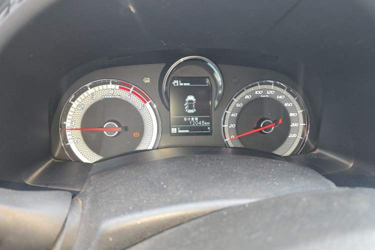 Used Isuzu JLM 2024 Classic 2.8T Diesel Manual Two-Wheel Drive Comfort Version – Standard Wheelbase Instrument Cluster