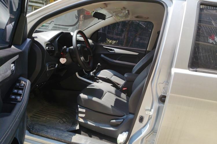Used Isuzu JLM 2024 Classic 2.8T Diesel Manual Two-Wheel-Drive Comfort Version with Long Wheelbase and Flat-Floor Cargo Bed Left Front Seat