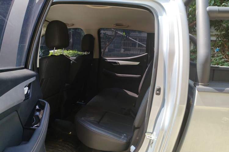 Used Isuzu JLM 2024 Classic 2.8T Diesel Manual Two-Wheel-Drive Comfort Version with Long Wheelbase and Flat-Floor Cargo Bed Left Rear Seat