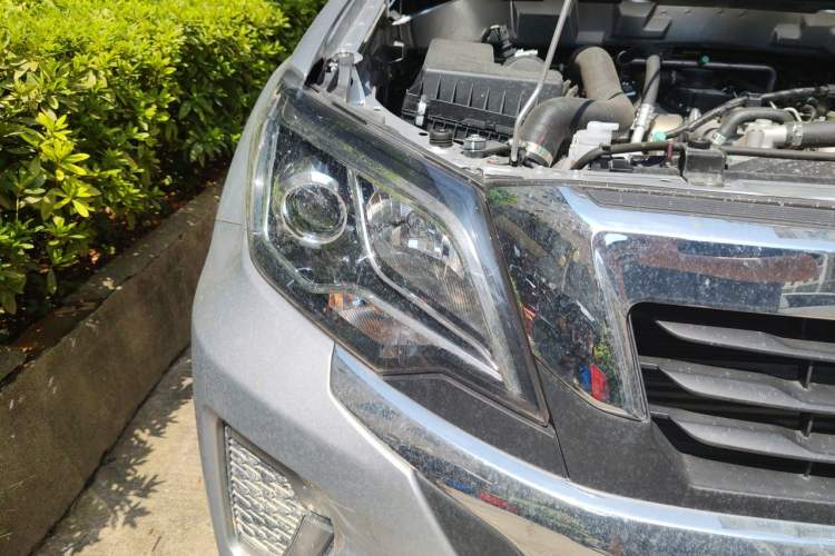 Used Isuzu JLM 2024 Classic 2.8T Diesel Manual Two-Wheel-Drive Comfort Version with Long Wheelbase and Flat-Floor Cargo Bed Right Front Headlight