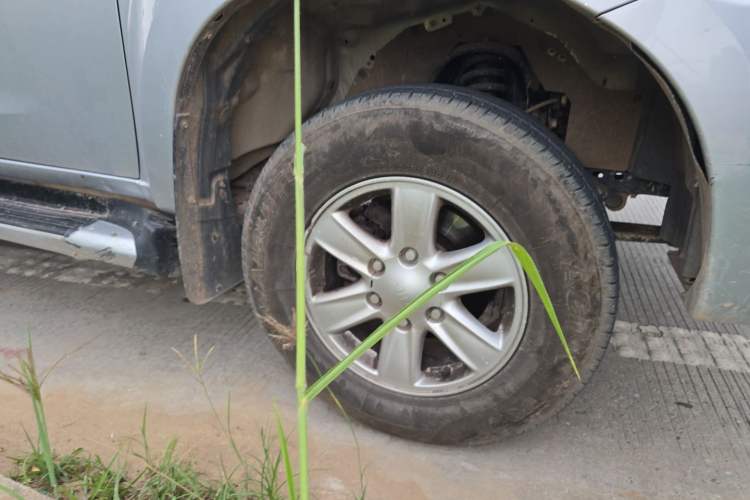 Used Isuzu JLM 2024 Classic 2.8T Diesel Manual Two-Wheel Drive Comfort Version – Standard Wheelbase Right Front Wheel Hub