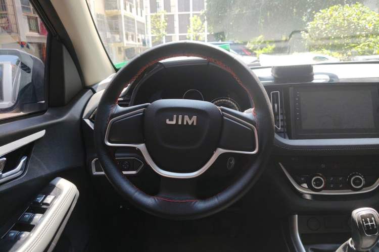 Used Isuzu JLM 2024 Classic 2.8T Diesel Manual Two-Wheel-Drive Comfort Version with Long Wheelbase and Flat-Floor Cargo Bed Steering Wheel