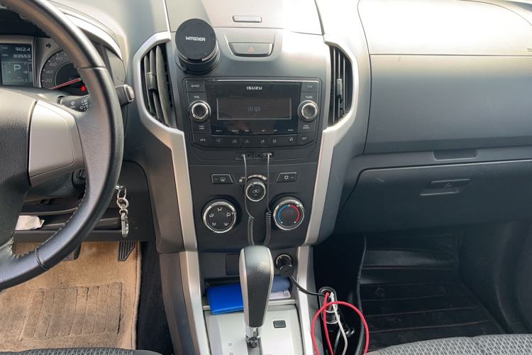 Used Isuzu mu-X 2015 2.5T Four-Wheel Drive Automatic Comfort Model 7 Seats Audio And AC Panel