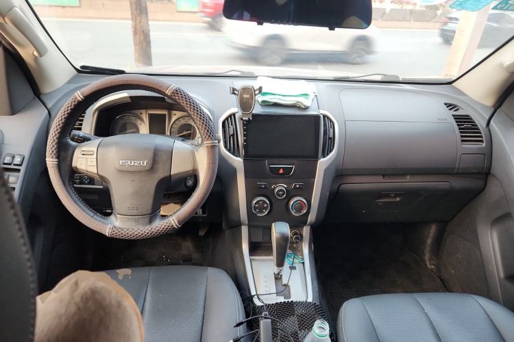 Used Isuzu mu-X 2015 2.5T Two-Wheel Drive Automatic Comfort Touring Model 7 Seats Center Console