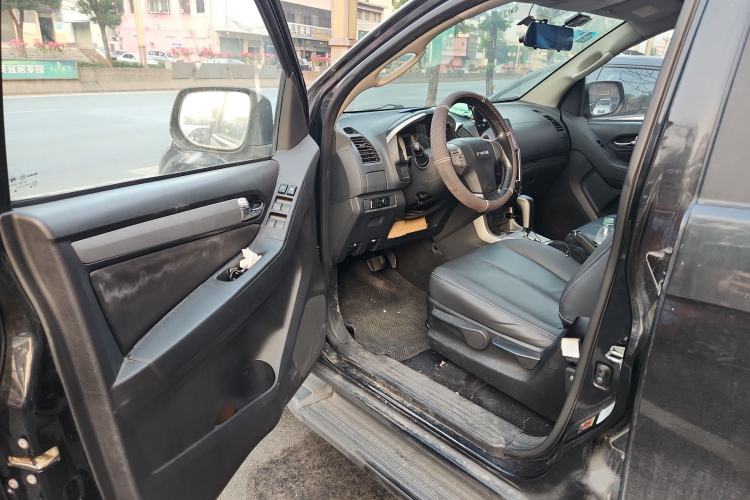 Used Isuzu mu-X 2015 2.5T Two-Wheel Drive Automatic Comfort Touring Model 7 Seats Driver Seat