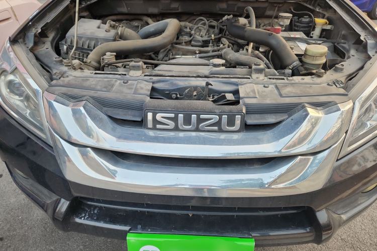 Used Isuzu mu-X 2015 2.5T Two-Wheel Drive Automatic Comfort Touring Model 7 Seats Engine Bay