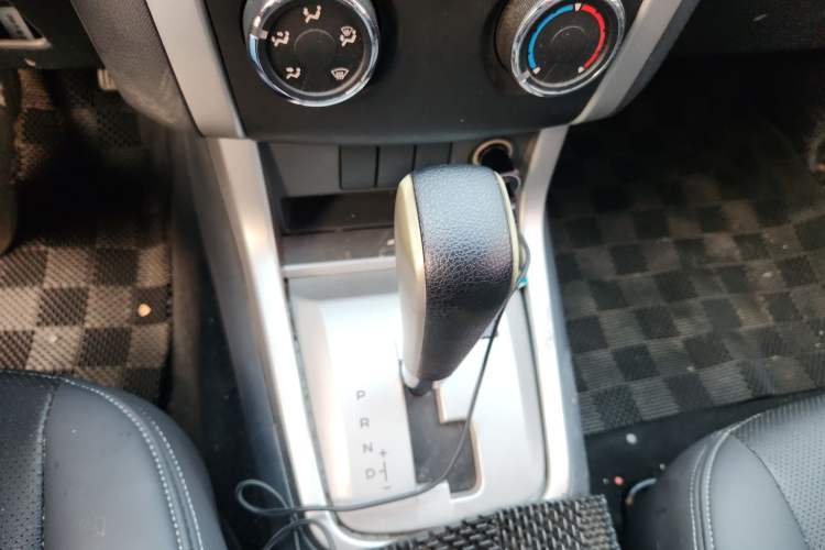 Used Isuzu mu-X 2015 2.5T Two-Wheel Drive Automatic Comfort Touring Model 7 Seats Gear Lever