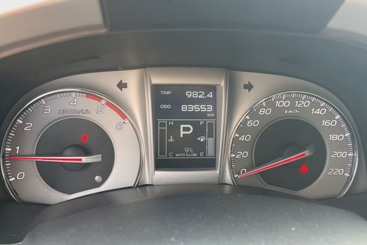 Used Isuzu mu-X 2015 2.5T Four-Wheel Drive Automatic Comfort Model 7 Seats Odometer Close Up