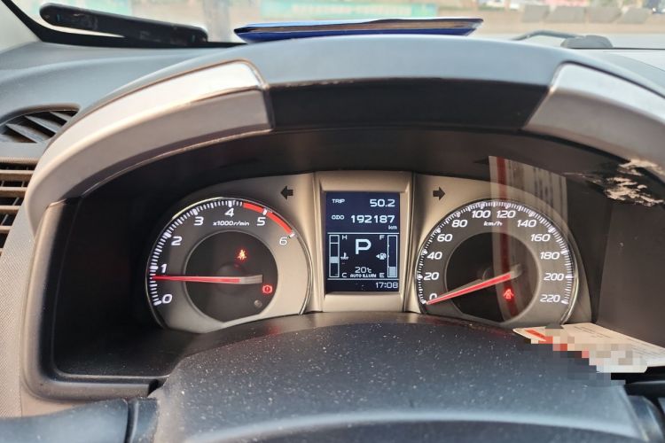 Used Isuzu mu-X 2015 2.5T Two-Wheel Drive Automatic Comfort Touring Model 7 Seats Odometer Close Up
