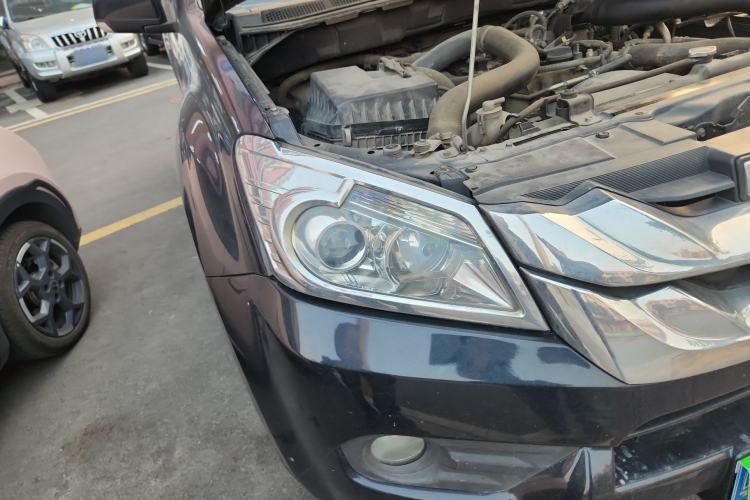 Used Isuzu mu-X 2015 2.5T Two-Wheel Drive Automatic Comfort Touring Model 7 Seats Right Front Headlight