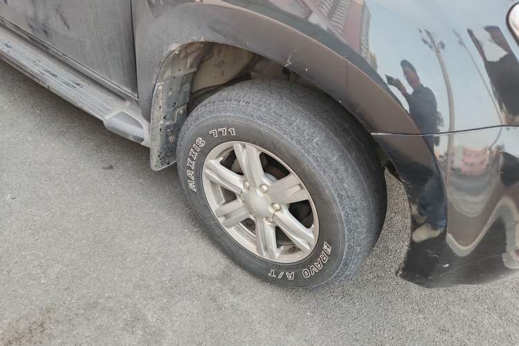Used Isuzu mu-X 2015 2.5T Two-Wheel Drive Automatic Comfort Touring Model 7 Seats Right Front Wheel Hub