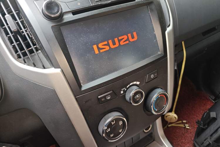 Used Isuzu mu-X 2015 2.5T Two-Wheel Drive Automatic Comfort Touring Model 7 Seats Audio And AC Panel