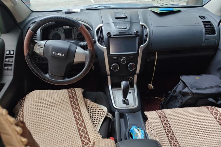 Used Isuzu mu-X 2015 2.5T Two-Wheel Drive Automatic Comfort Touring Model 7 Seats Center Console