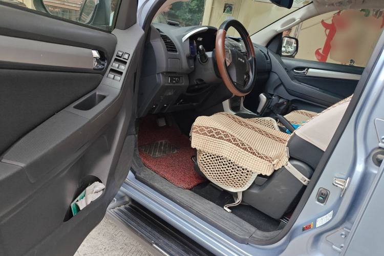 Used Isuzu mu-X 2015 2.5T Two-Wheel Drive Automatic Comfort Touring Model 7 Seats Driver Seat