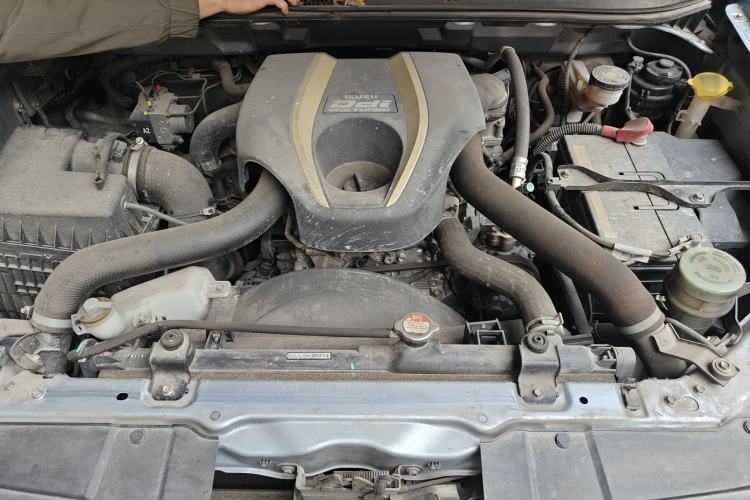Used Isuzu mu-X 2015 2.5T Two-Wheel Drive Automatic Comfort Touring Model 7 Seats Engine Bay