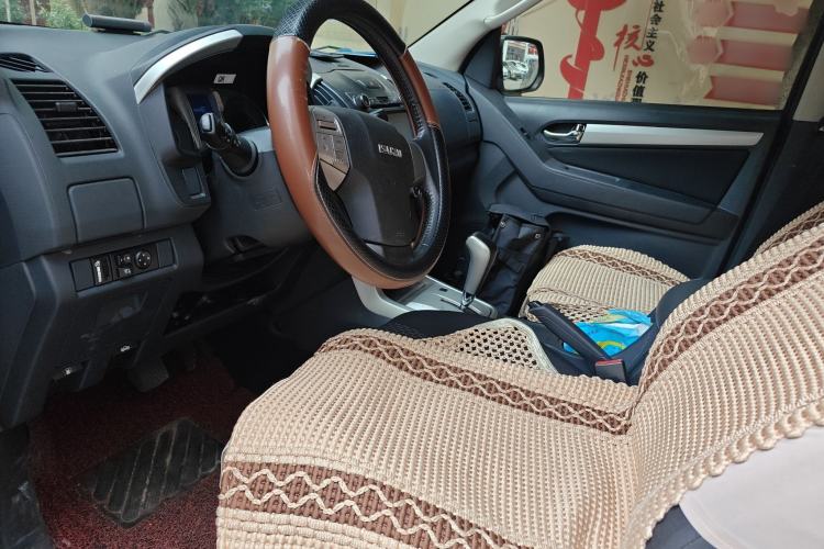 Used Isuzu mu-X 2015 2.5T Two-Wheel Drive Automatic Comfort Touring Model 7 Seats Left Front Seat