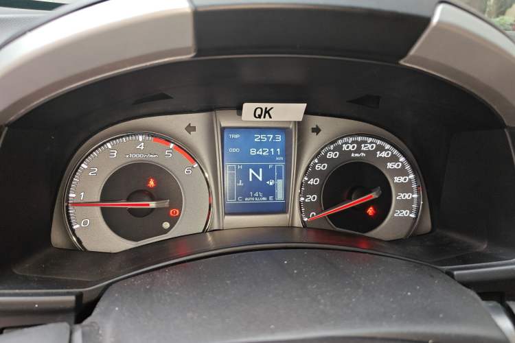 Used Isuzu mu-X 2015 2.5T Two-Wheel Drive Automatic Comfort Touring Model 7 Seats Odometer Close Up