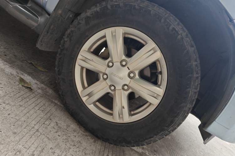 Used Isuzu mu-X 2015 2.5T Two-Wheel Drive Automatic Comfort Touring Model 7 Seats Right Front Wheel Hub