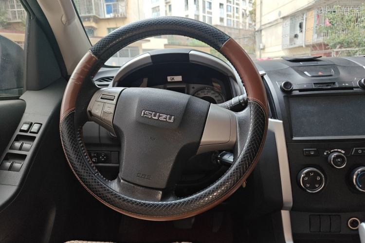 Used Isuzu mu-X 2015 2.5T Two-Wheel Drive Automatic Comfort Touring Model 7 Seats Steering Wheel