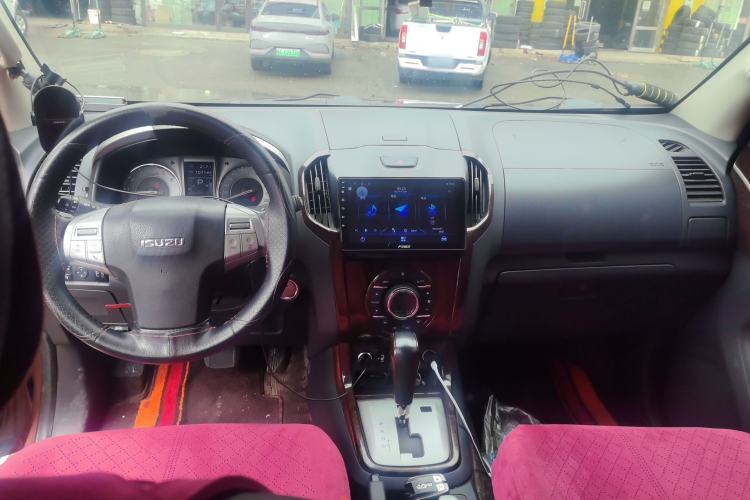 Used Isuzu mu-X 2015 2.5T Four-Wheel Drive Automatic Luxury 7-Seater Center Console