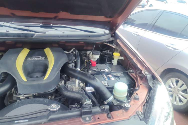 Used Isuzu mu-X 2015 2.5T Four-Wheel Drive Automatic Luxury 7-Seater Engine Bay Left