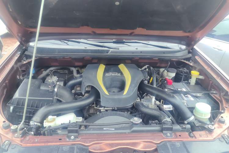 Used Isuzu mu-X 2015 2.5T Four-Wheel Drive Automatic Luxury 7-Seater Engine Bay