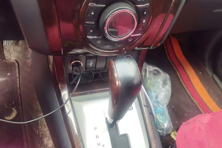 Used Isuzu mu-X 2015 2.5T Four-Wheel Drive Automatic Luxury 7-Seater Gear Lever