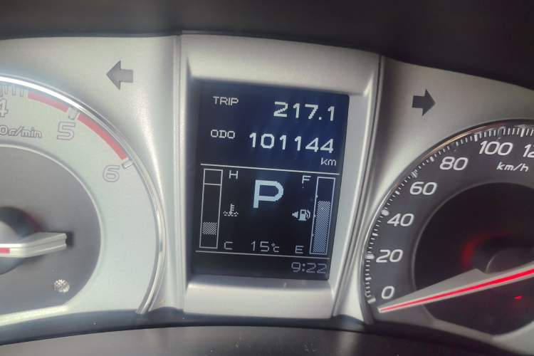 Used Isuzu mu-X 2015 2.5T Four-Wheel Drive Automatic Luxury 7-Seater Odometer Close Up