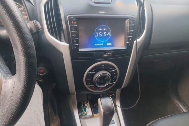 Used Isuzu mu-X 2015 3.0T 4x4 Automatic Luxury 7-Seater Audio And AC Panel
