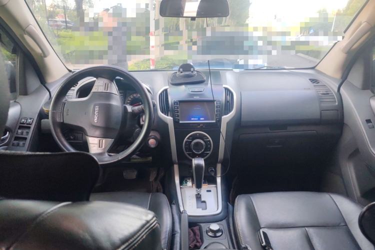 Used Isuzu mu-X 2015 3.0T 4x4 Automatic Luxury 7-Seater Center Console