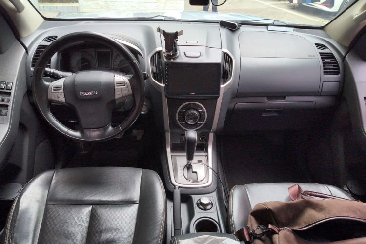 Used Isuzu mu-X 2015 2.5T Four-Wheel Drive Automatic Luxury 7-Seater Center Console