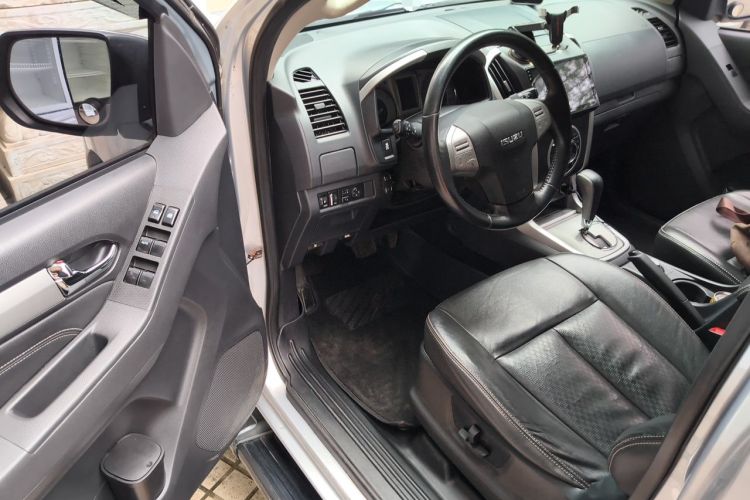 Used Isuzu mu-X 2015 2.5T Four-Wheel Drive Automatic Luxury 7-Seater Driver Seat